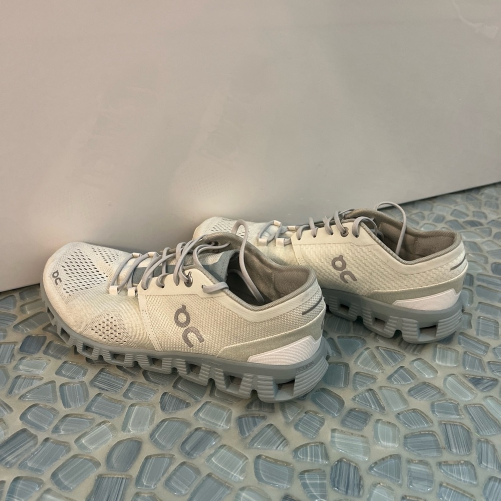 Women’s On Cloud X Running Athletic Shoe Size 8.5